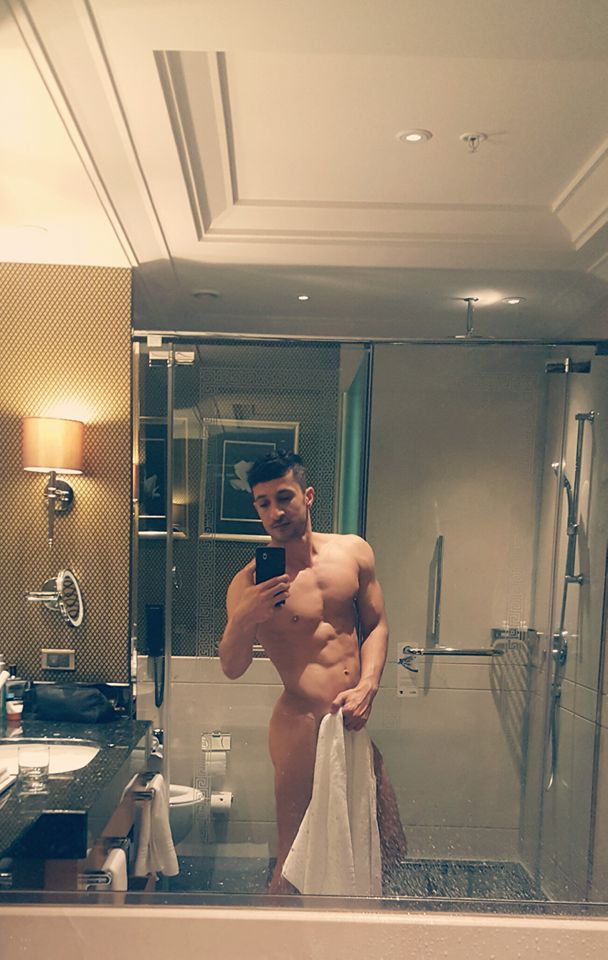 GAY BLACK GROSSE BITE BITE DE 24 CM Mec gay muscle arabe et gay