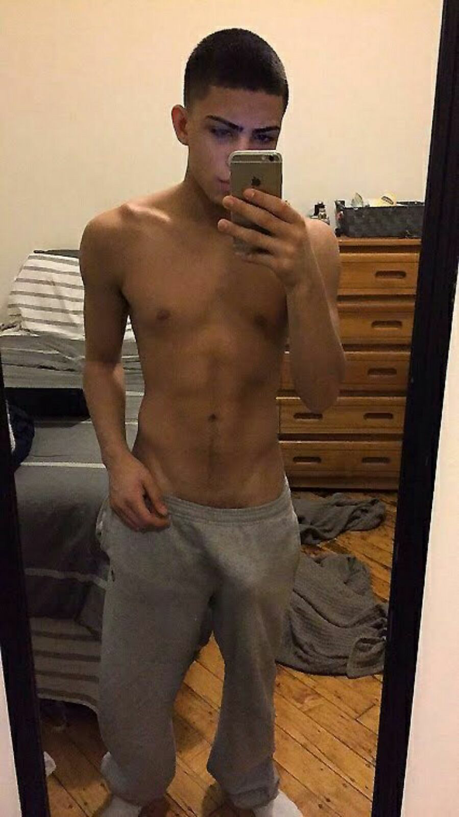https://www.arabe-gay.com/wp-content/uploads/2020/04/erection-sous-le-survet-03-1.jpg