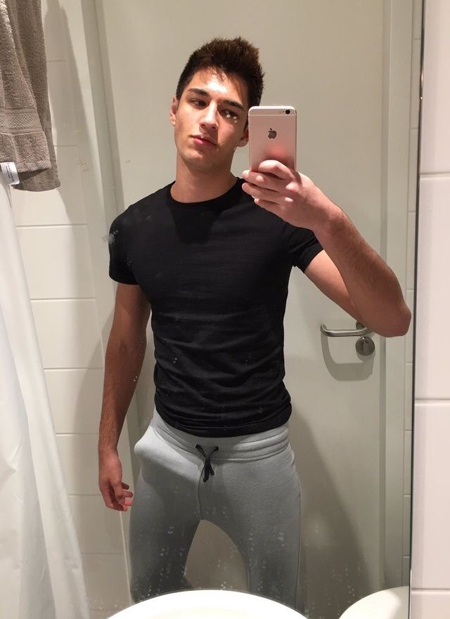 https://www.arabe-gay.com/wp-content/uploads/2020/04/erection-sous-le-survet-07.jpg