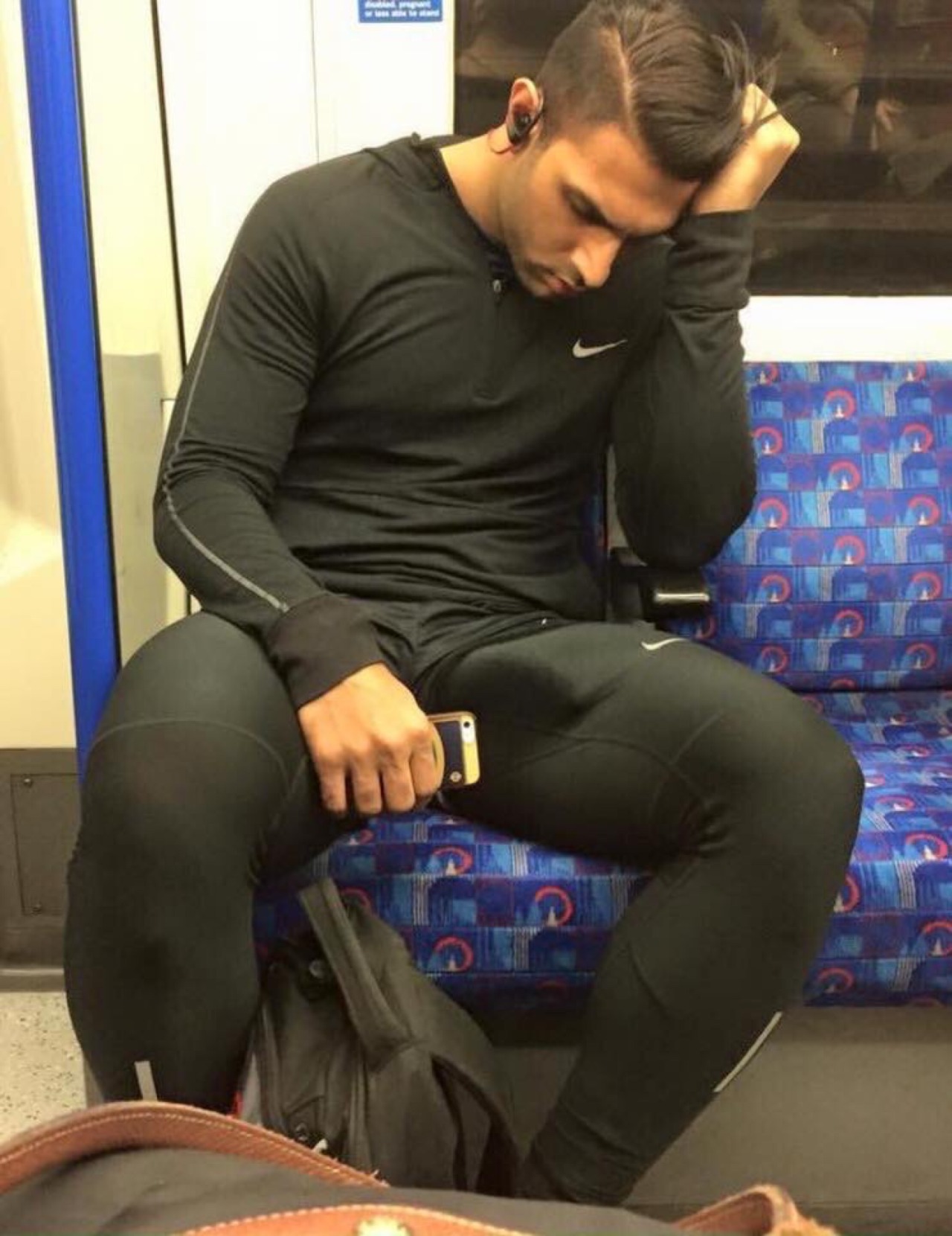 https://www.arabe-gay.com/wp-content/uploads/2020/04/erection-sous-le-survet-09.jpg